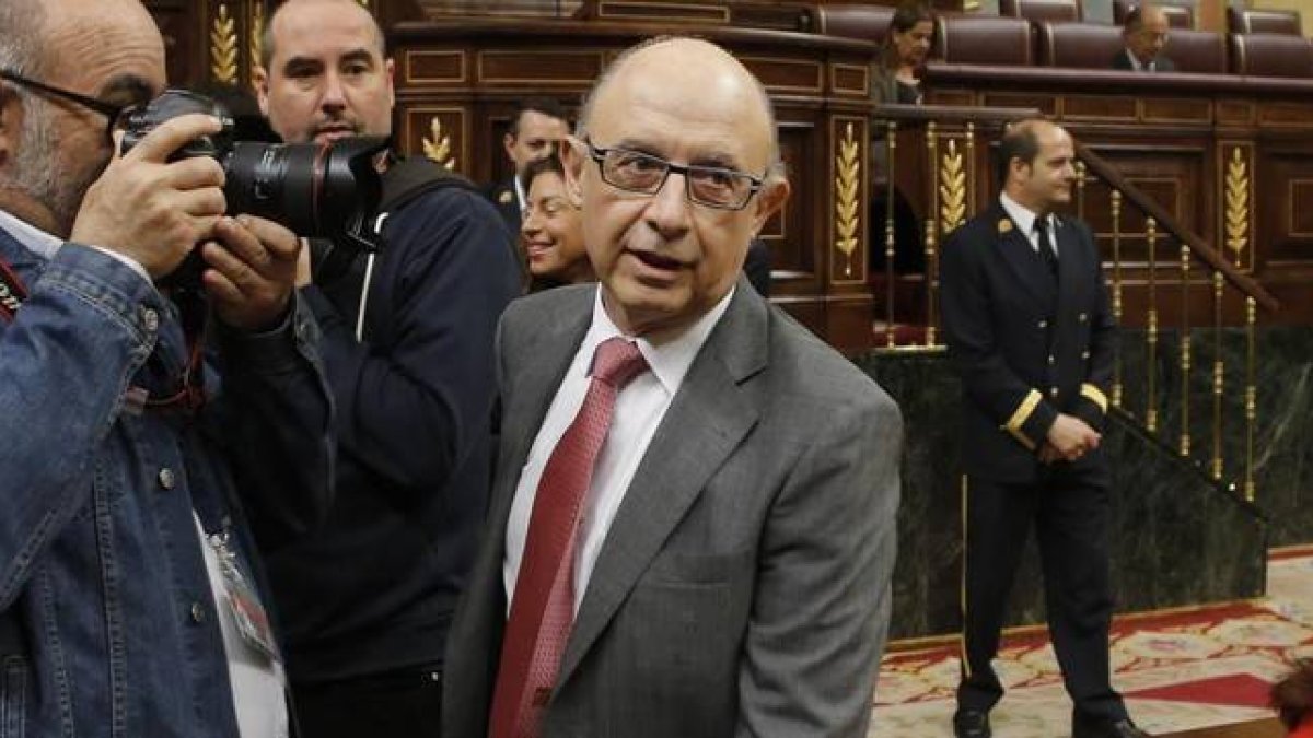 El ministro de Hacienda, Cristóbal Montoro, a su llegada al Congreso.-Foto: AGUSTÍN CATALÁN