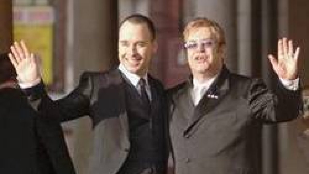 Elton John (derecha) y su pareja, David Furnish, en la ceremonia civil celebrada en el 2005.-Foto: EFE/ Archivo