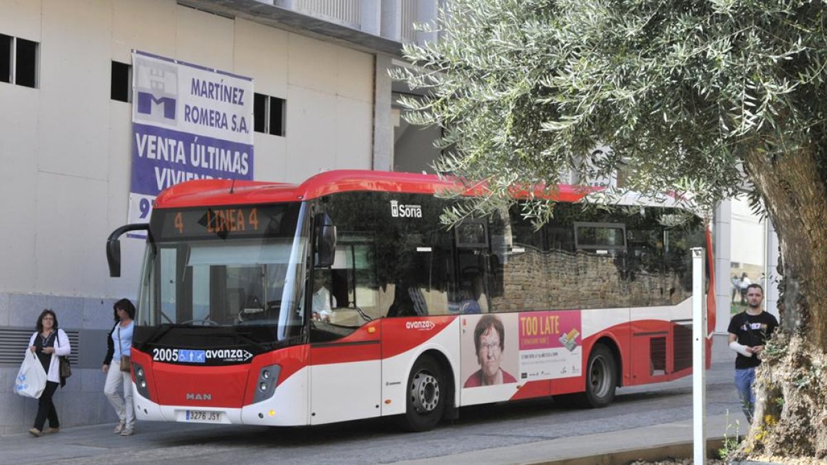 El autobús urbano en la calle Doctrina.-Valentín Guisande