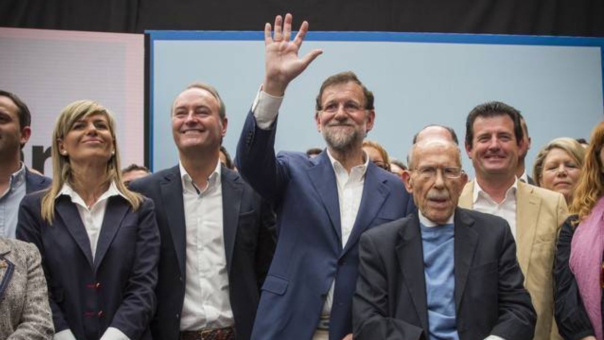 Rajoy, junto a Alberto Fabra, en el mitin de Alicante.-Foto:  MIGUEL LORENZO
