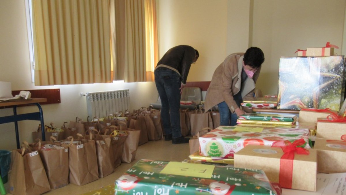 Voluntarios ultimando los lotes de Navidad para la iniciativa de Escolapios 'Esta Navidad... ¡Cenamos todos!'. HDS
