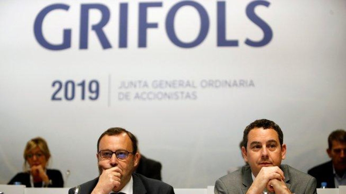 Los consejeros delegados de Grifols, Raimon Grifols (i) y Víctor Grifols Deu (d), al inicio de la Junta General de Accionistas de la multinacional catalana de hemoderivados.-EFE