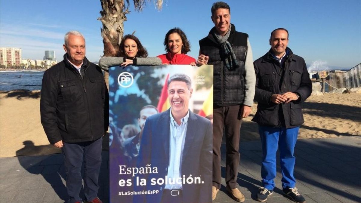 Xavier García Albiol, este domingo, junto a representantes de su partido.-/ PPC