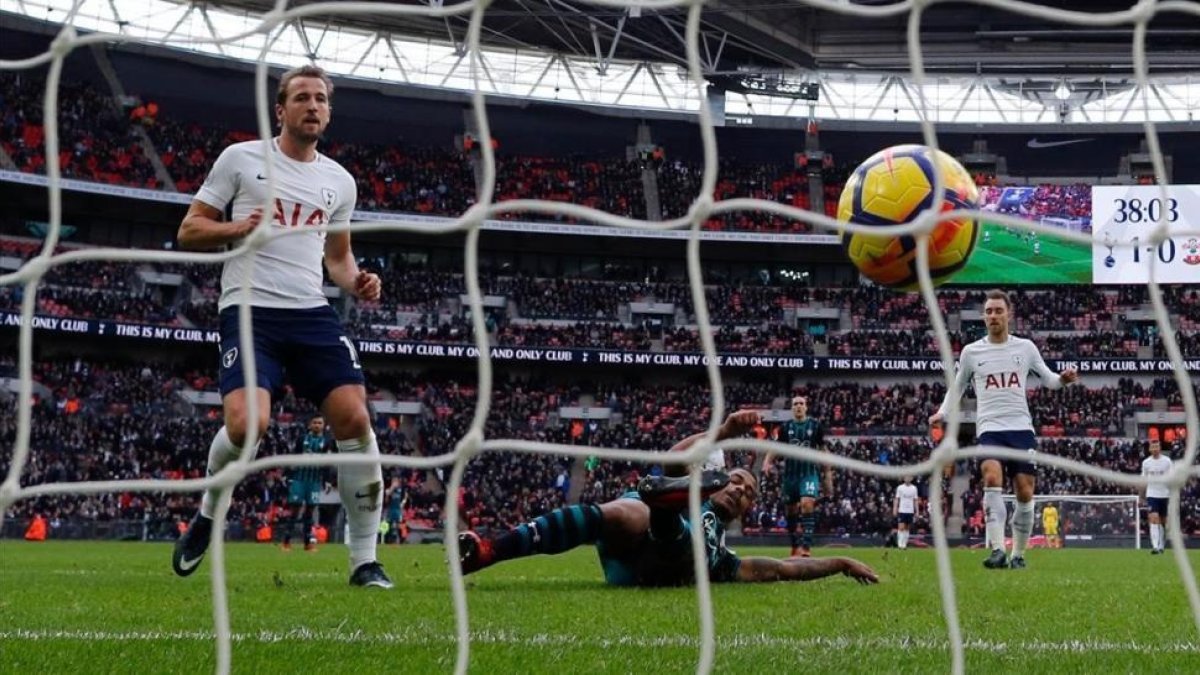 Harry Kane marca el segundo gol ante el Southampton, con el que superaba el récord del Messi.-AFP / ADRIAN DENNIS