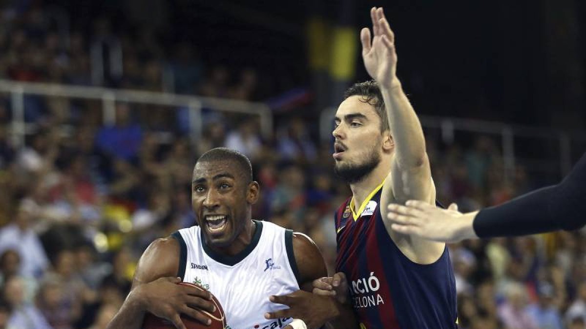 El base checo del FC Barcelona Tomas Storansky (d), intenta bloquear al base italiano del Unicaja, Jayson Granger (i), durante el segundo partido de playoff de semifinales de la Liga Endesa que ambos equipos disputan hoy en el Palau Blaugrana de Barcelona-Foto: EFE