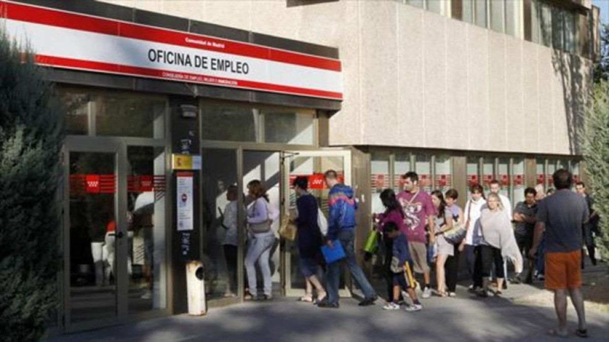 Cola de parados ante una oficina de empleo.-AP / PAUL WHITE