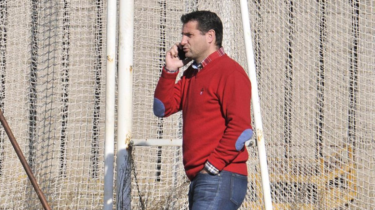 César Palacios no esconde que el mercado para fichar un delantero está complicado.-Valentín Guisande