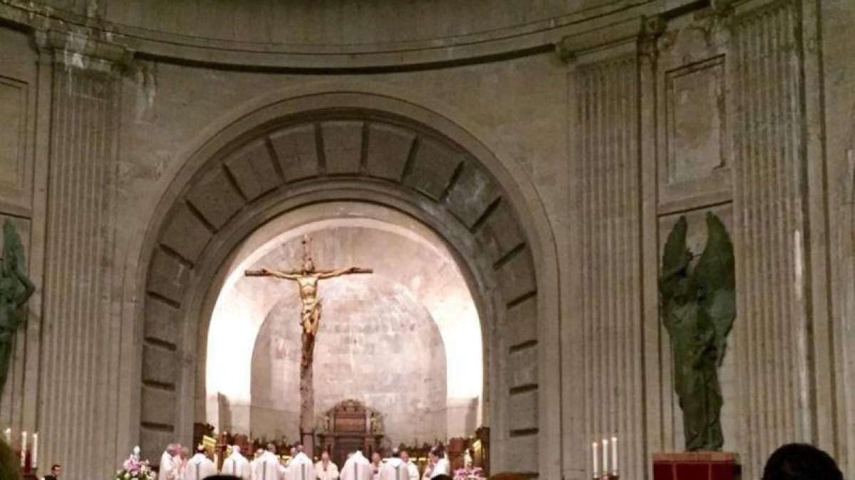 Misa en el Valle de los Caídos concelebrada por los frailes benedictinos de su abadía.-MARIO FERNÁNDEZ PORTILLO
