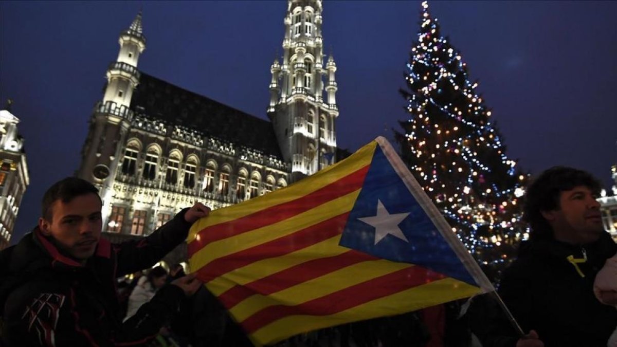 Partidarios de la independencia desplazados a Bruselas, se fotografían en el centro de la capital.-EMMANUEL DUNAND (AFP)