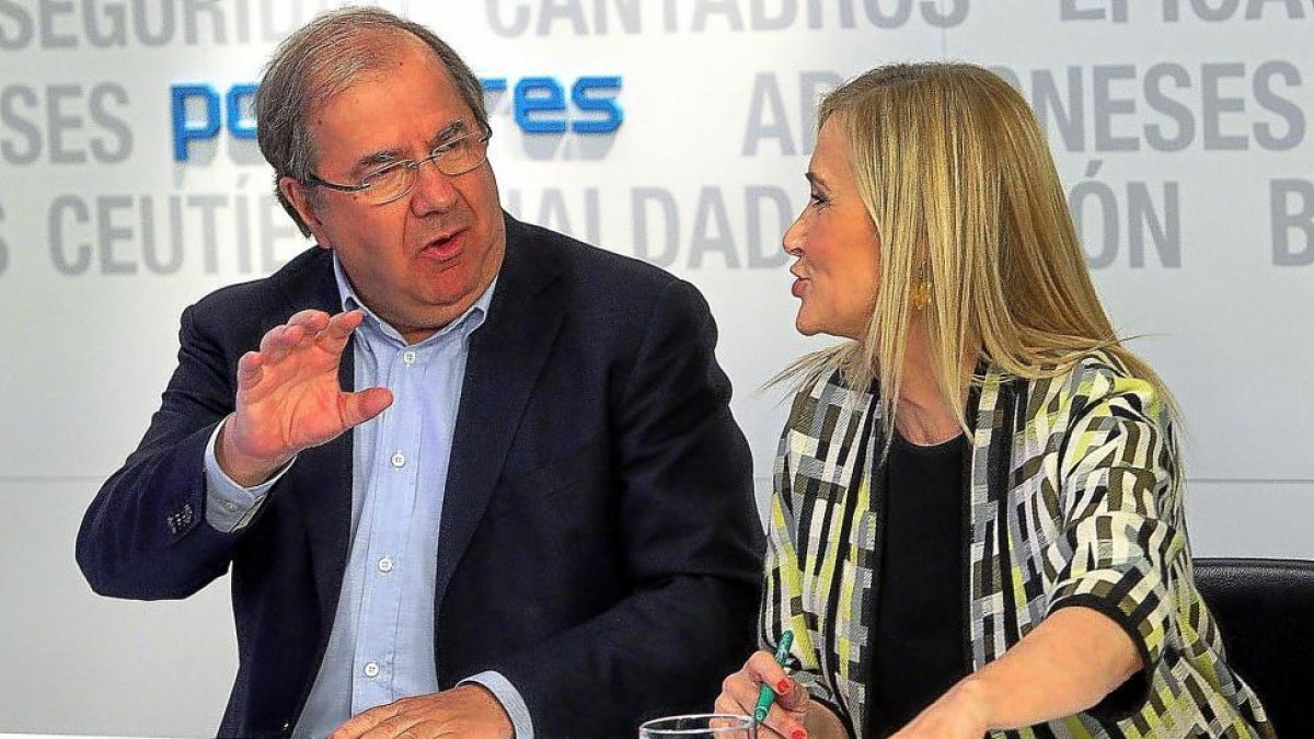 Juan Vicente Herrera dialoga con Cristina Cifuentes, en un momento del comité ejecutivo del Partido Popular.-ICAL