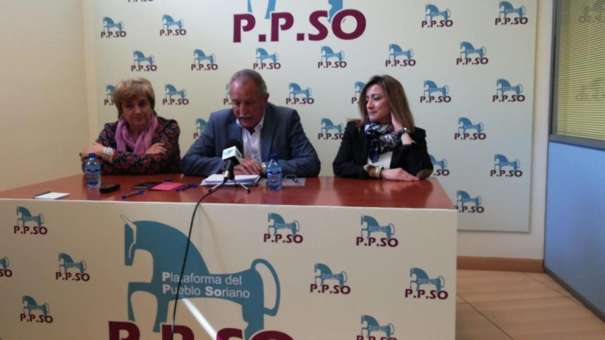 Ruiz es presentada como cabeza de lista por la PPSO. En la imagen, María Jesús Ruiz, José Antonio de Miguel y Ana Hernández-HDS