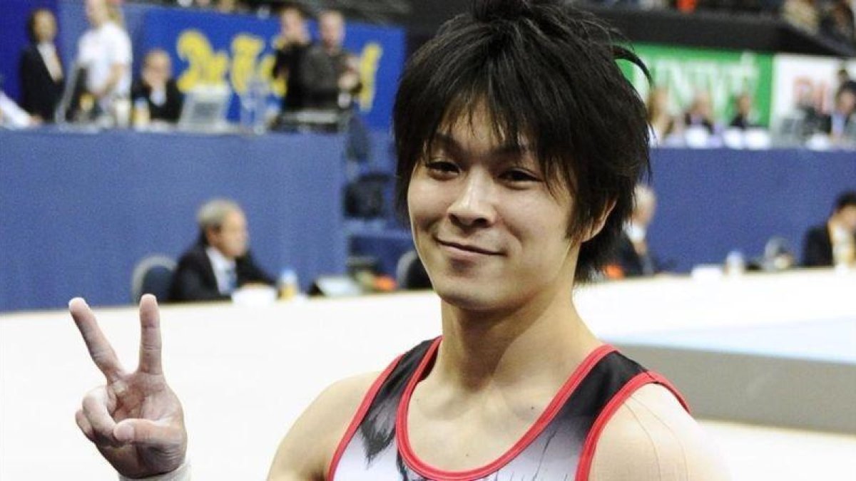 El gimnasta japonés Kohei Uchimura celebra su triunfo en la final individual del Campeonato Mundial del 2010.-DYLAN MARTINEZ / REUTERS