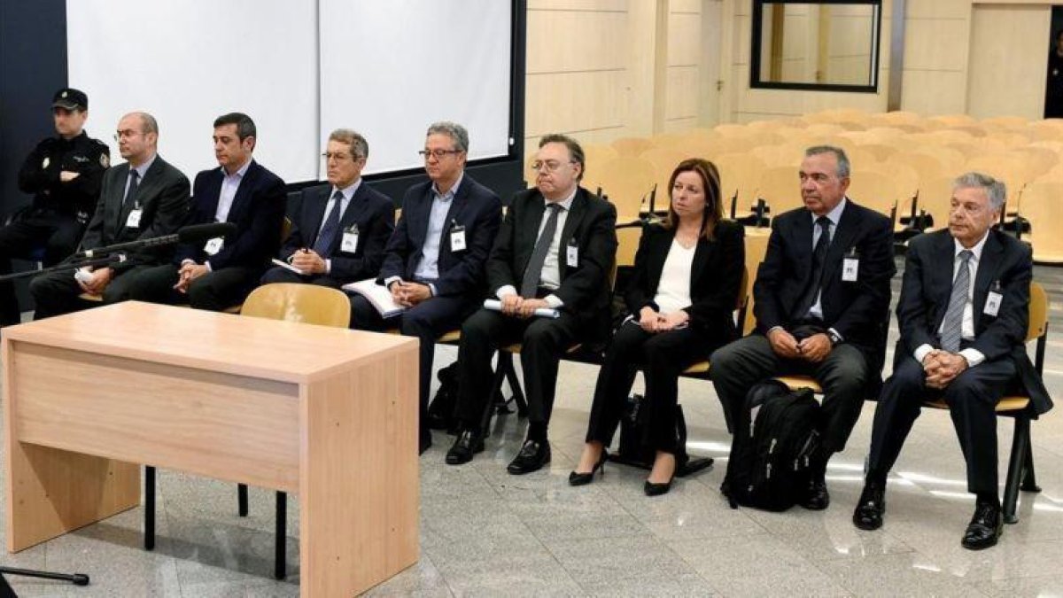 Los acusados en el juicio a la excupula de la CAM, en una de las sesiones del proceso.-EFE / FERNANDO VILLAR