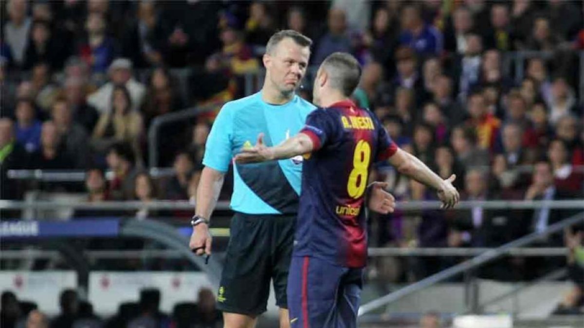 Björn Kuipers con Andrés Iniesta.-IGNASI PAREDES