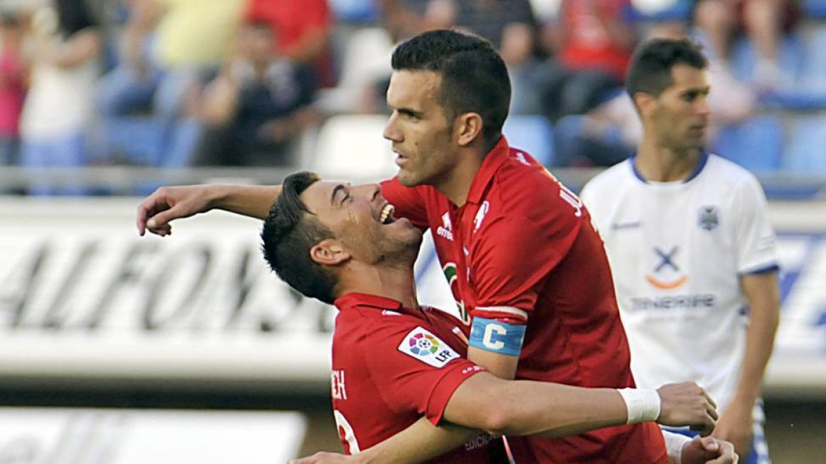Julio Álvarez y Sergi Enrich se abrazan tras uno de los tres goles que anotó ayer el Numancia.-Diego Mayor