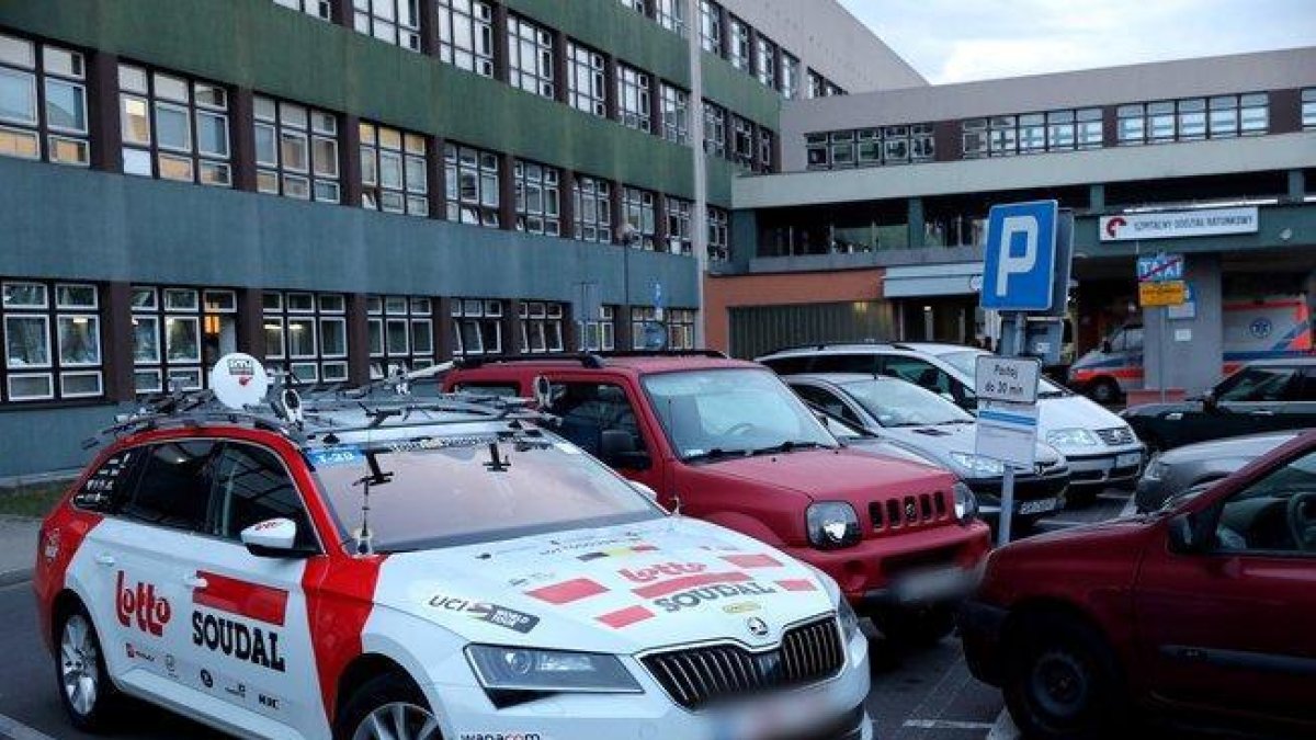 Un vehículo del Lotto, aparcado junto al hospital polaco donde falleció Lambrecht.-EFE/ EPA/ ANDRZEJ GRYGIEL
