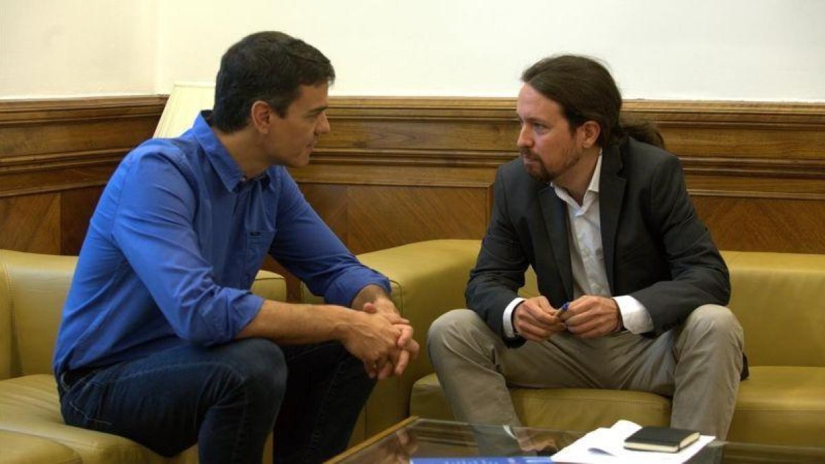 Los líderes del PSOE, Pedro Sánchez, y de Podemos, Pablo Iglesias, durante una reunión en el Congreso, en junio del 2017.-DAVID CASTRO