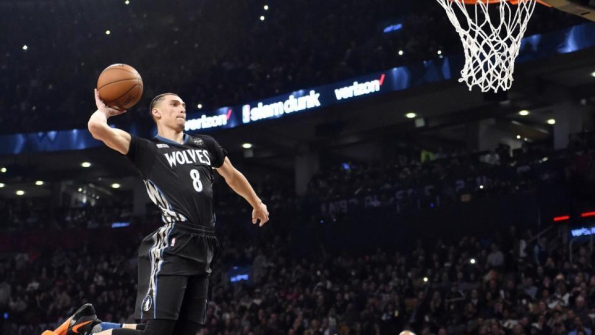 Zach LaVine demostró en el concurso de mates que lo de machacar no se le da nada mal.-BOB DONNAN