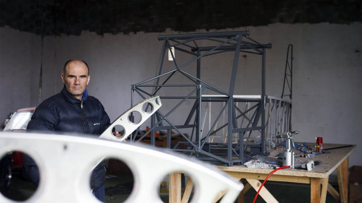 El ingeniero soriano José Ignacio Morales construye un avión monoplaza en su casa. Concha Ortega / ICAL-