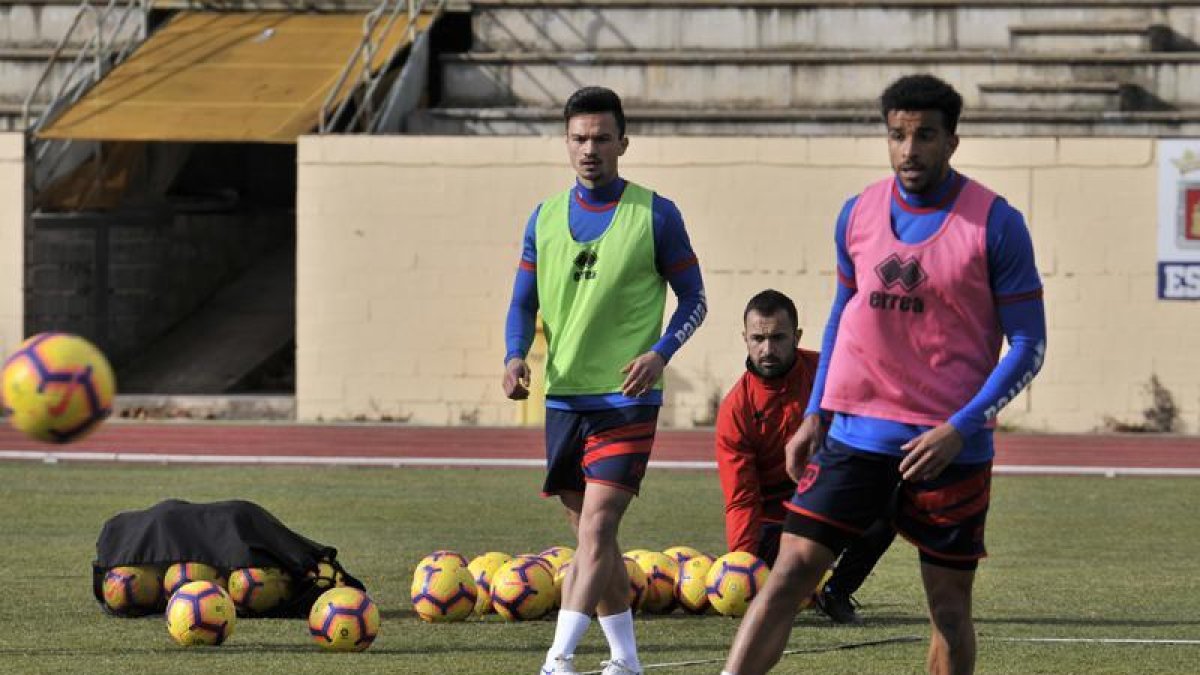 Ganea, con el peto verde, podría debutar frente al Reus, igual que Derik Osede, con peto rosa, los dos refuerzos firmados hasta el momento.-VALENTÍN GUISANDE