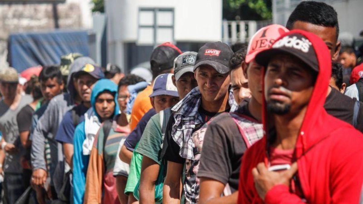 Migrantes hondureños que decidieron acogerse a la tarjeta humanitaria para establecerse de manera legal en territorio mexicano.-EFE Luis Villalobos