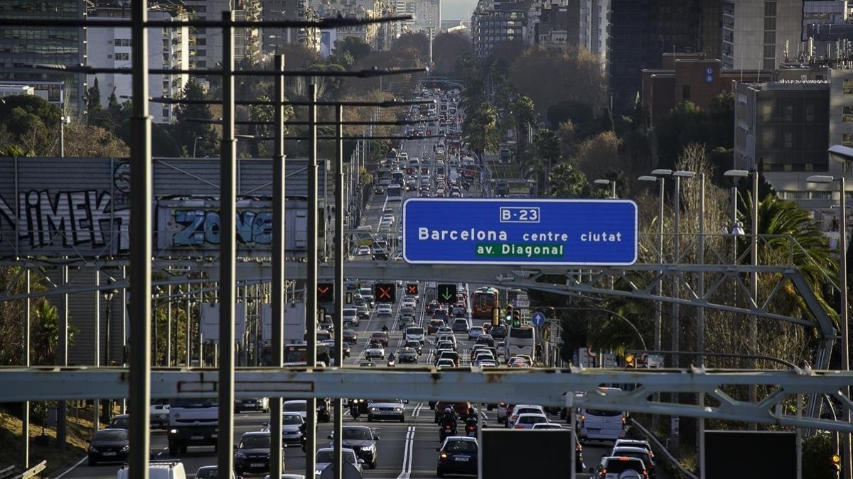 Tráfico intenso en la salida de Barcelona por la Diagonal a primera hora de la mañana, el pasado enero-JOAN CORTADELLAS
