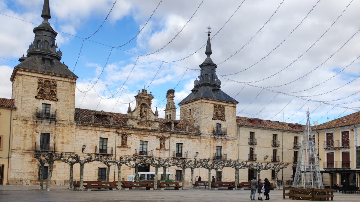 Plaza Mayor con el centro San Agustín de fondo.-HDS