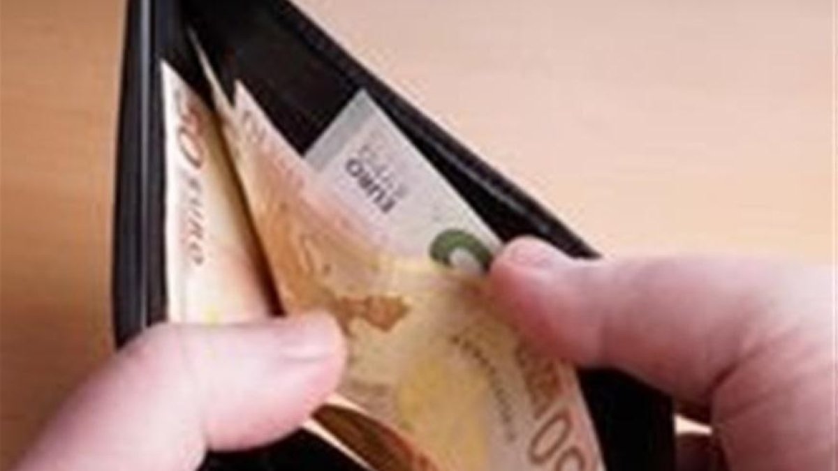 Encuentra una cartera con 355 euros en los baños de un bar de Valladolid y se la entrega al camarero-- EUROPA PRESS