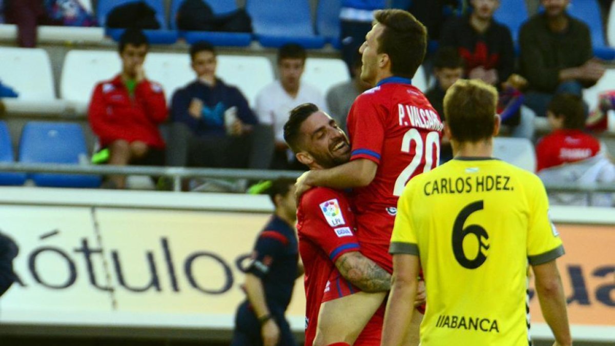Mateu levanta a Pablo Valcarce tras el gol que marcaba el jugador berciano.-Álvaro Martínez