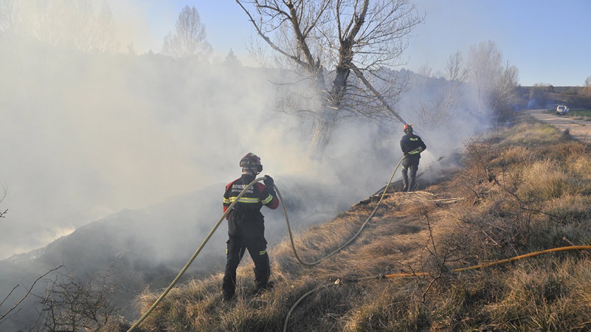 Los bomberos sofocan un incendio en una imagen de archivo. HDS