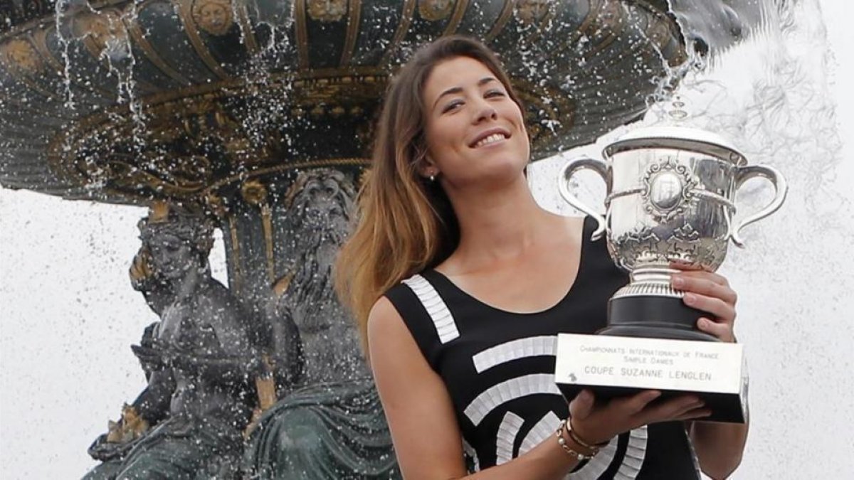 Muguruza luce el trofeo en la plaza de la Concordia de París.-AP / FRANÇOIS MORI