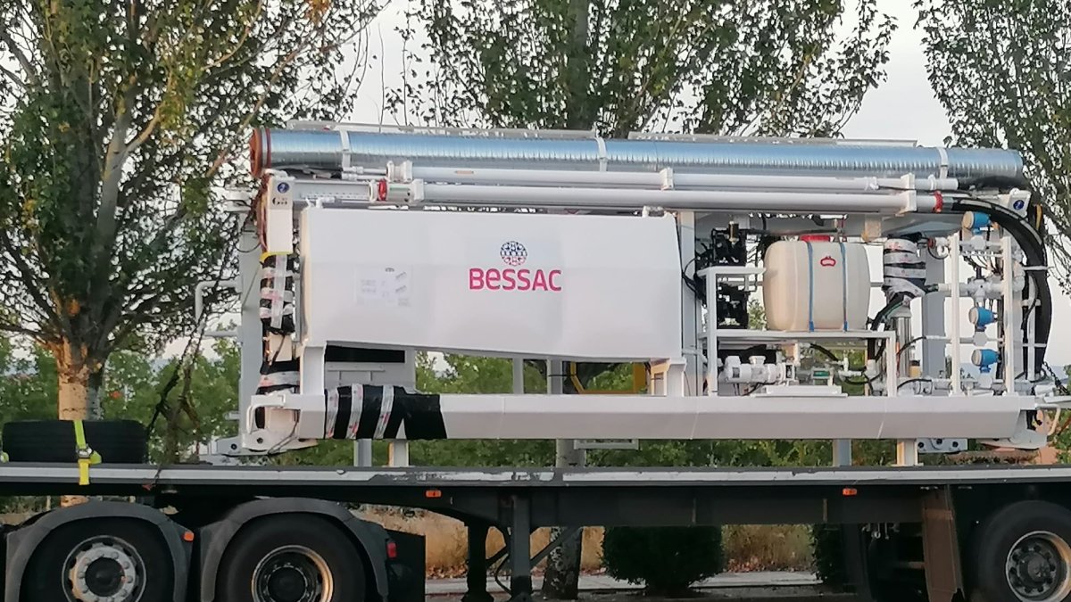 Una de las piezas de la tuneladora durante su traslado. HDS