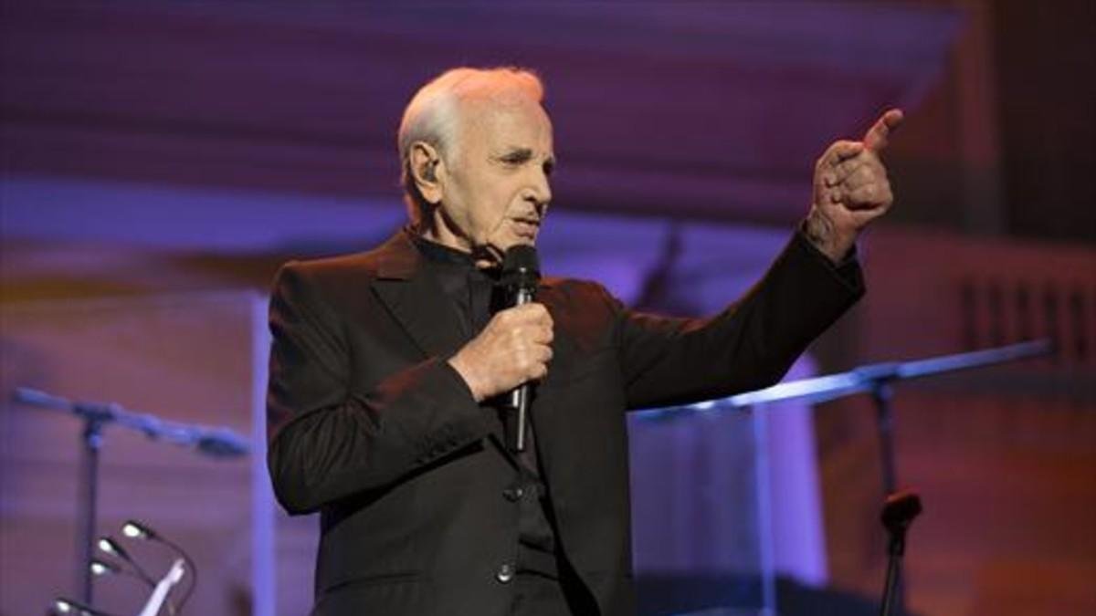 Aznavour, durante una actuación en Barcelona-JOSEP GARCIA