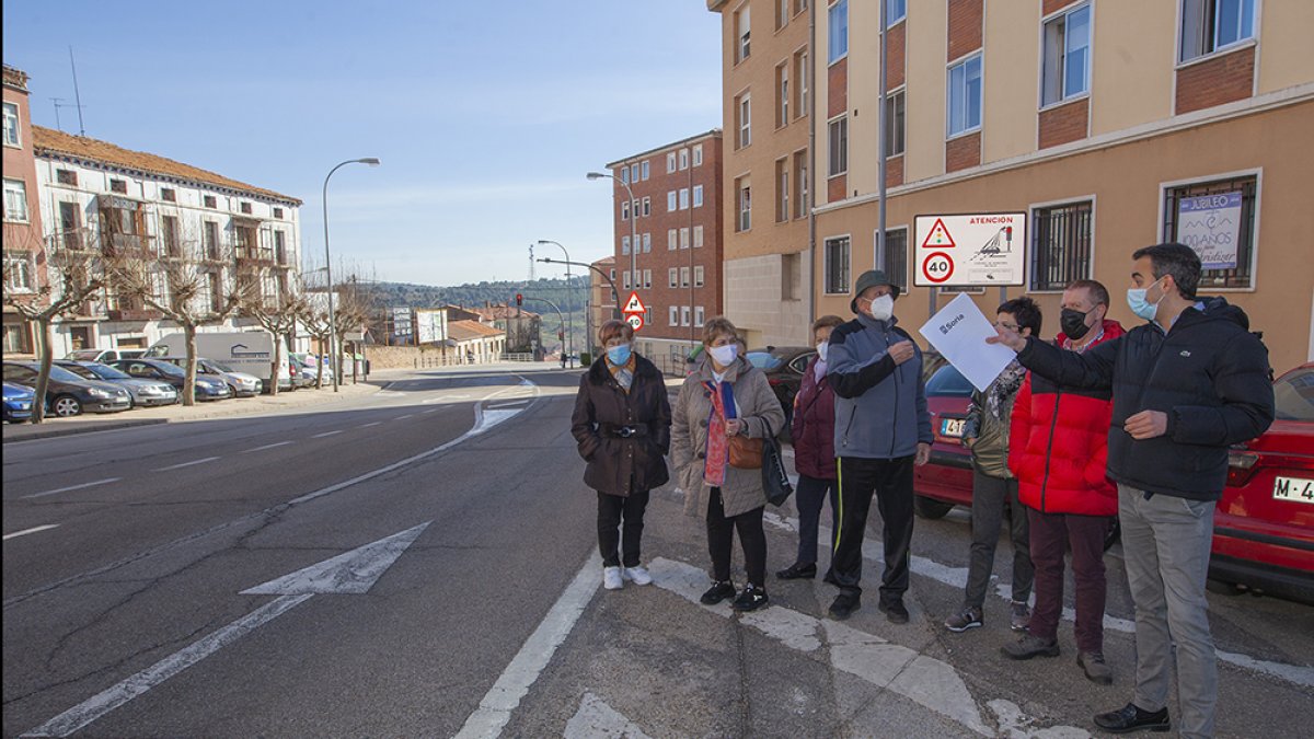 Ignacio Soria con los vecinos de La Arboleda - Mario Tejedor