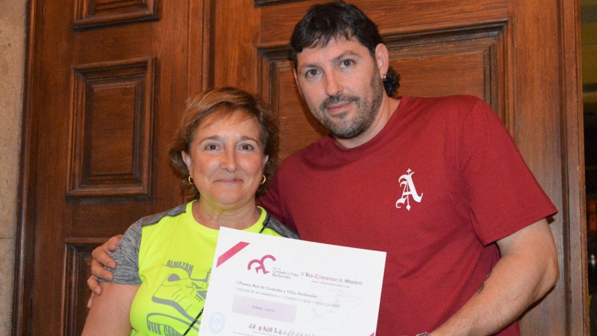 El concejal Óscar Pacheco con la ganadora del sorteo.-HDS