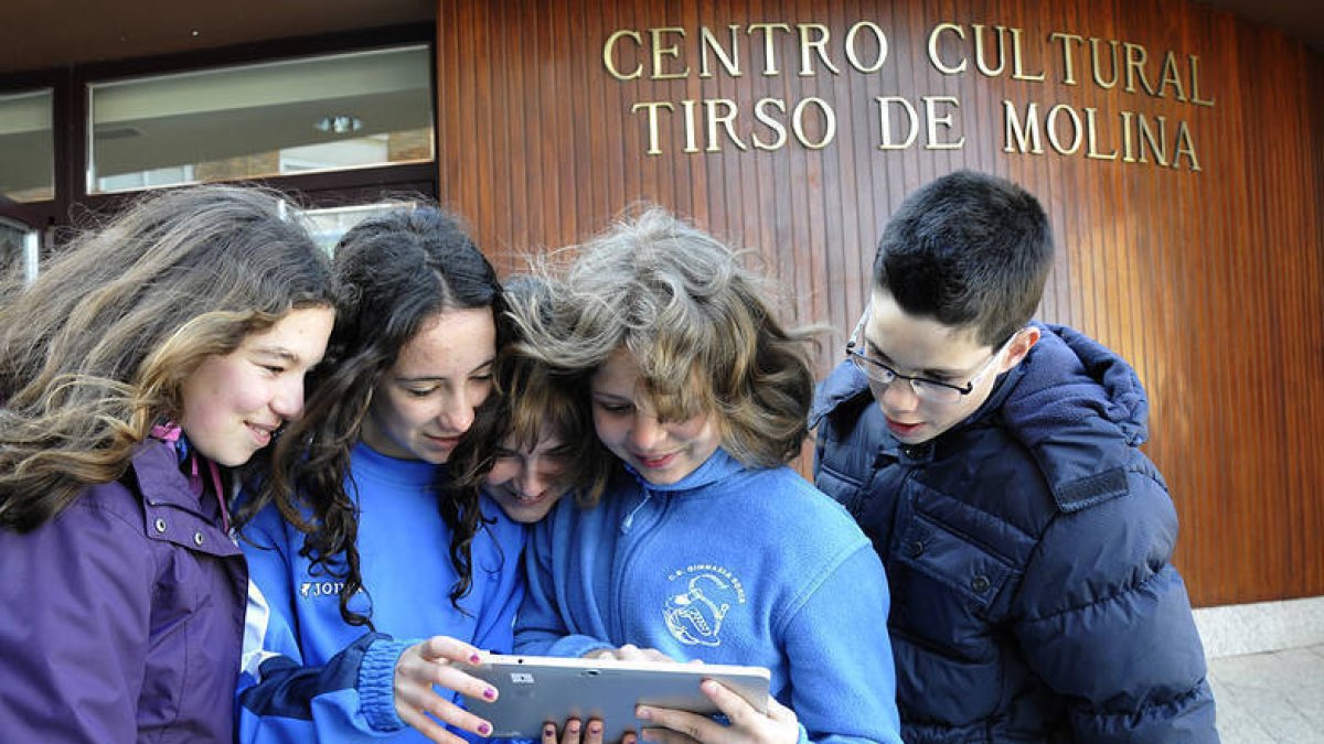 Escolares sorianos consultan una tablet durante una práctica en inglés realizada en las calles de Almazán a mediados de marzo. / VALENTÍN GUISANDE-