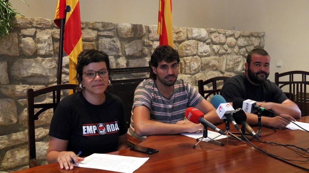 Los cupaires Natàlia Sànchez, Ignasi Sabater y Robert Sabater, este jueves, en Verges. /-GERARD VILA (ACN)