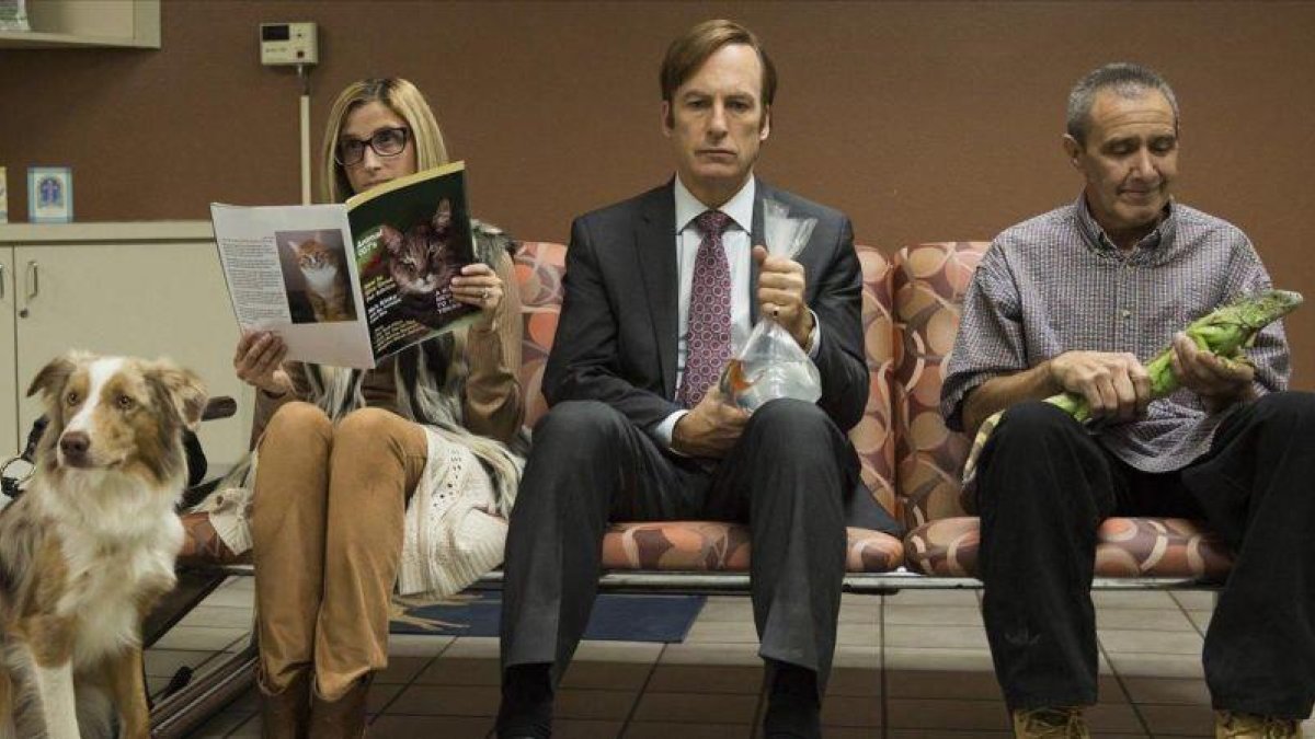 El actor Bob Odenkirk (centro), en la serie Better call Saul.-EL PERIÓDICO