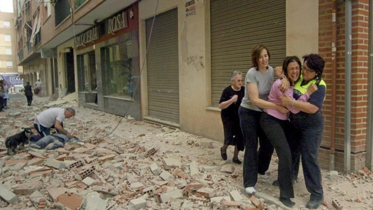 Varias personas en la calle de Galicia de Lorca  una de las afectadas por el terremoto de 5 2 grados que sacudió Murcia, el 11 de mayo del 2011.-EFE / SRAEL SANCHEZ