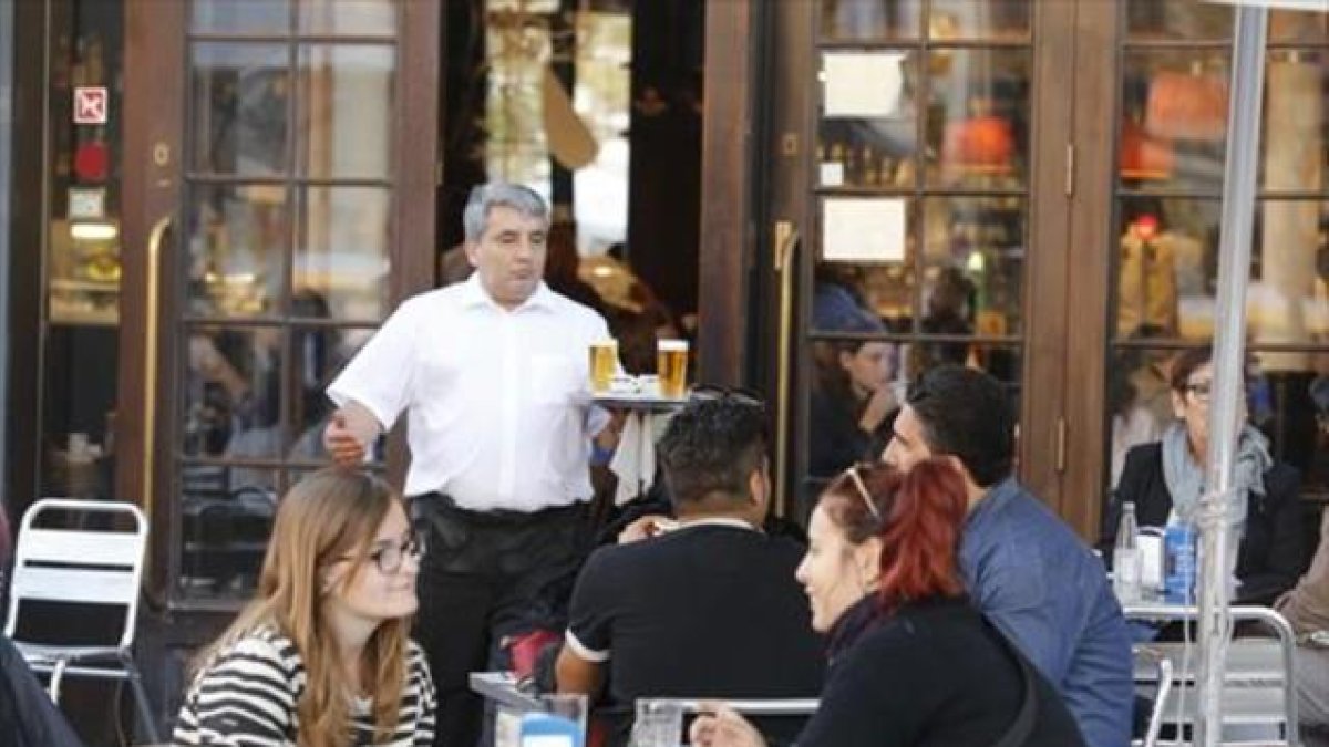 Actividad en la terraza de un bar.-ÁLVARO MONGE