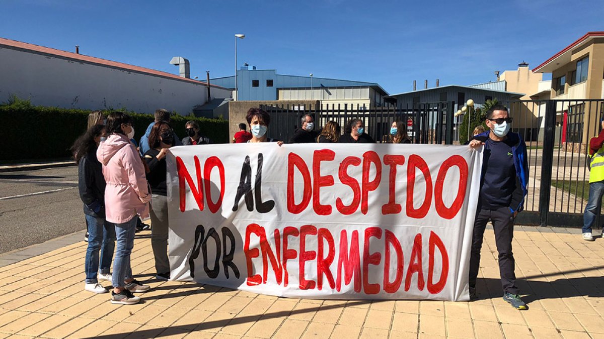 Participantes en la concentración de ayer en la fábrica de Ólvega. HDS