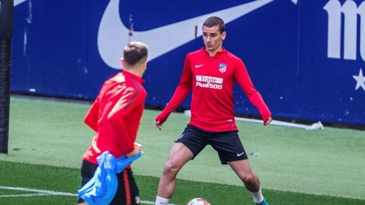 Antoine Griezmann, durante el entrenamiento de este lunes del conjunto rojiblanco en el estadio Wanda Metropolitano.-RODRIGO JIMENEZ (EFE)