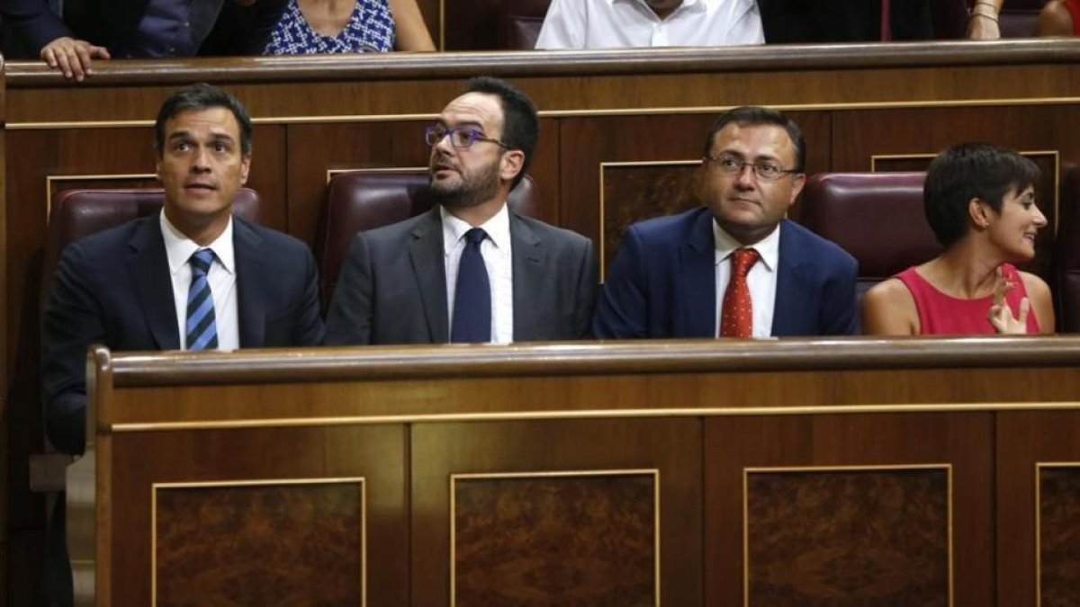 Pedro Sánchez atiende al discurso de investidura de Mariano Rajoy desde la bancada socialista.-JUAN CARLOS HIDALGO / EFE