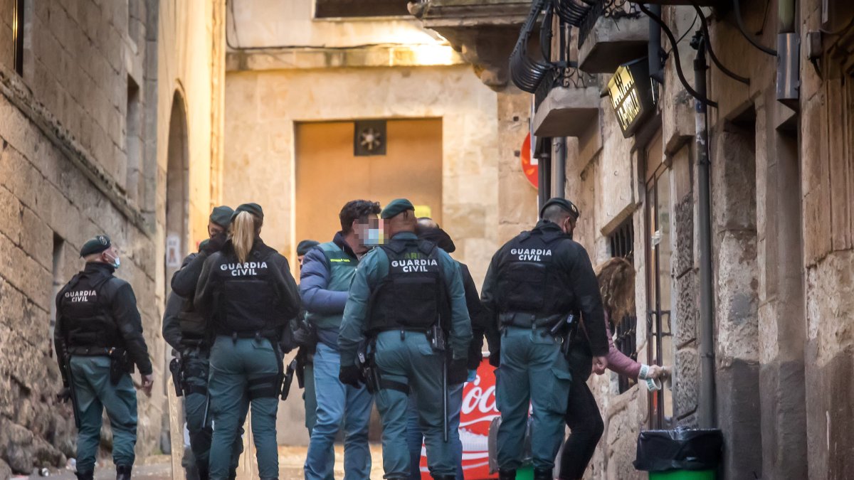 Guardia Civil en en lugar del suceso, donde ha fallecido un varón por herida de arma blanca.-ICAL