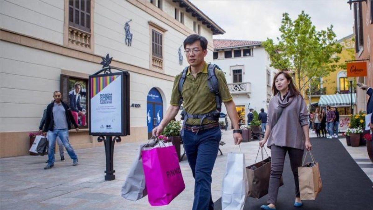 Turistas chinos en La Roca Village.-FERRAN NADEU