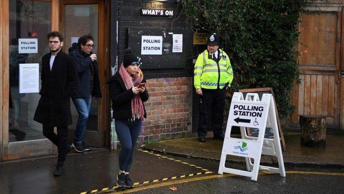 Acceso a un colegio electoral en Londres.-DANIEL LEAL-OLIVAS (AFP)