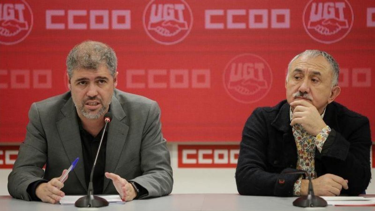 Unai Sordo (izquierda) y Pepe Álvarez (derecha), presiden la reunión de las ejecutivas de CCOO y UGT, celebrada hoy.-JOSE LUIS ROCA