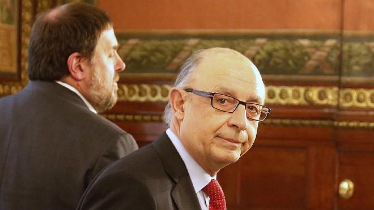El vicepresidente y consejero de Economía y Hacienda, Oriol Junqueras, y el ministro de Hacienda, Cristóbal Montoro, en marzo del 2016-ARCHIVO / AGUSTÍN CATALÁN