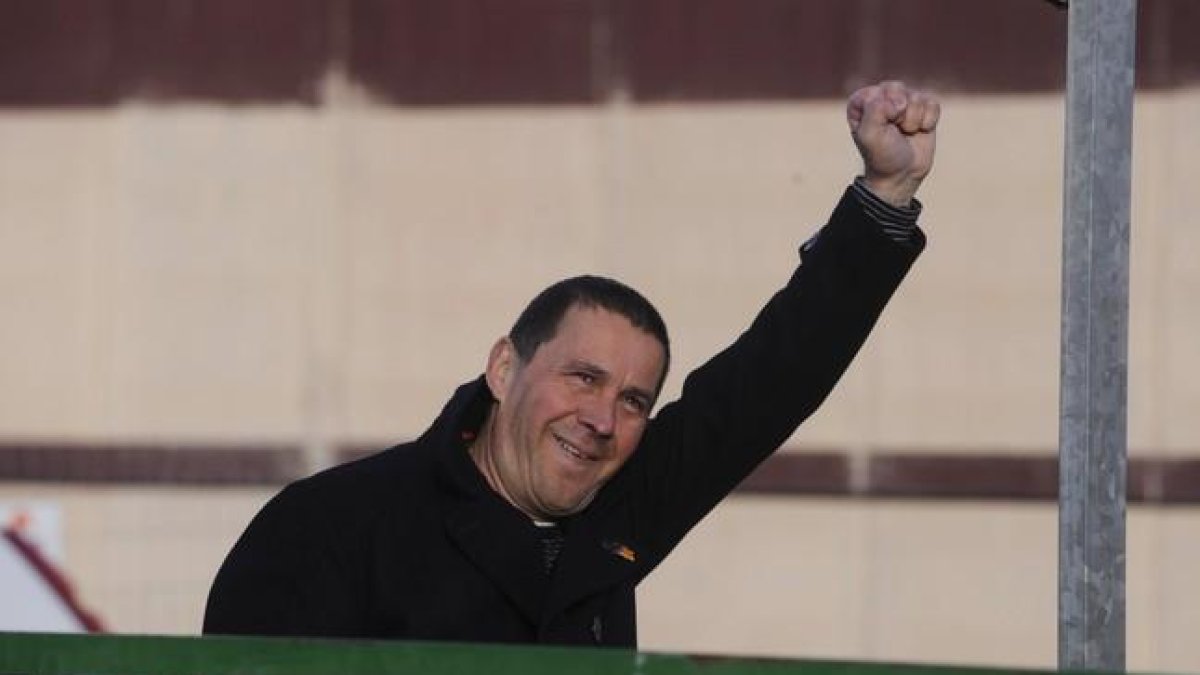Arnaldo Otegi, con el puño en alto, a su salida de la cárcel de Logroño el pasado 1 de marzo.-REUTERS / VINCENT WEST