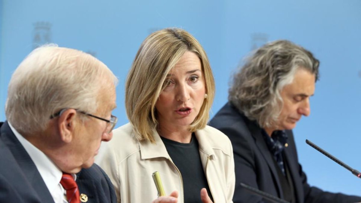 La consejera de Familia, Alicia García, y el presidente del Colegio de Psicólogos de Castilla y León, Eduardo Montes (I), presentan las actuaciones del programa de apoyo psicológico a víctimas de violencia de género-ICAL